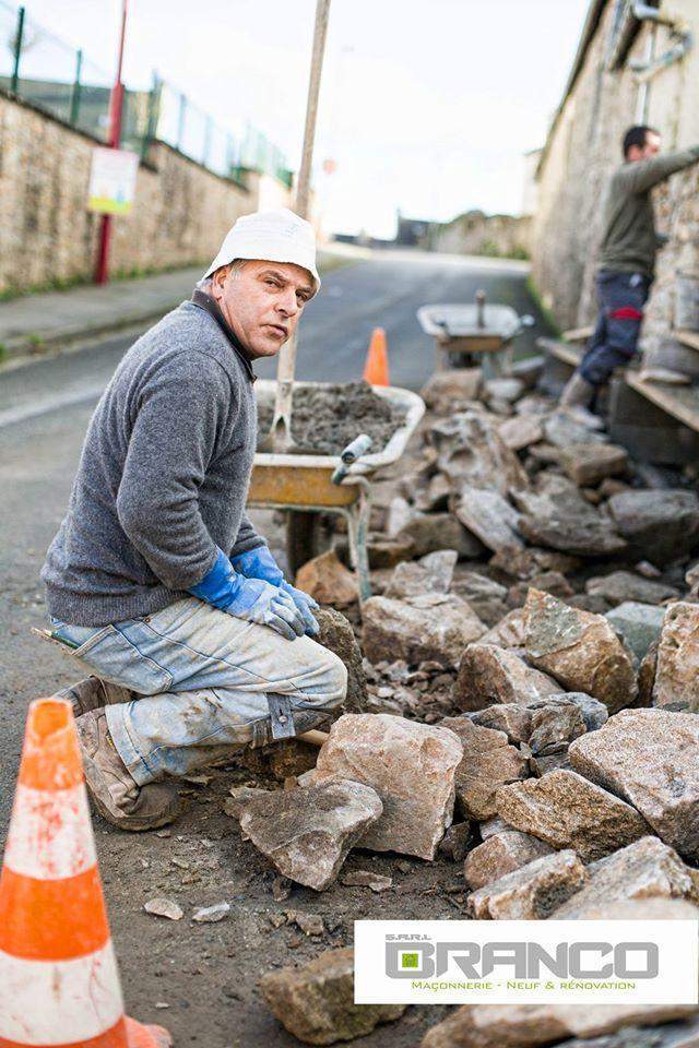 Chantier de construction de mur en pierre Brest